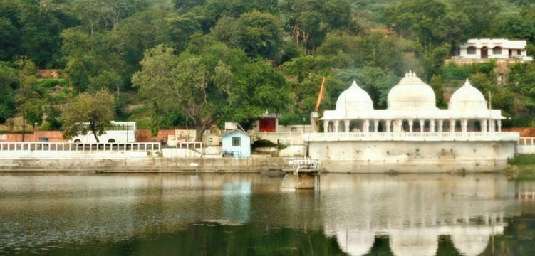 Dudh Talai - small ponds adjoining to lake Pichola 